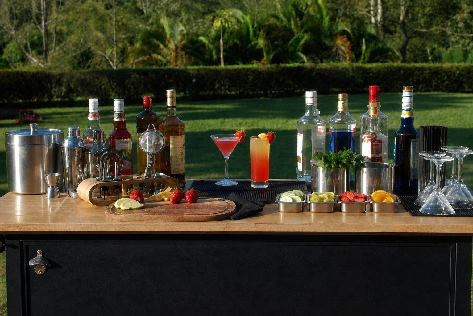 Referência visual de balcão profissional organizado para serviço de bartender