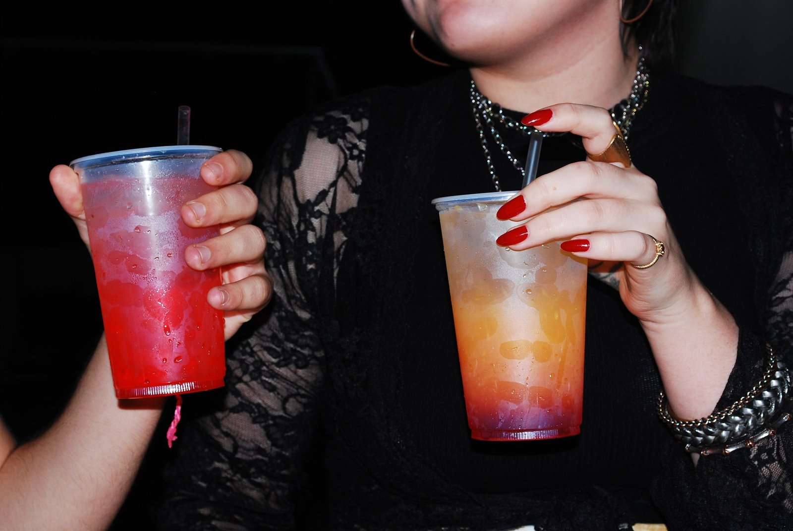 Convidados com drinks no aniversário em Araçoiaba da Serra